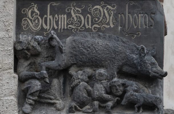 RadioJaiLa escultura 'Judensau' en la fachada de la iglesia de la ciudad de Wittenberg, Alemania, el 14 de enero de 2020. (AP Photo/Jens Meyer)