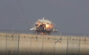 Captura de pantalla de imágenes de las FDI de un ataque a un puesto de observación de un grupo terrorista en Gaza con vista a una comunidad fronteriza israelí. El ataque se llevó a cabo el 18 de junio de 2022 en respuesta al lanzamiento de cohetes. (Fuerzas de Defensa de Israel)