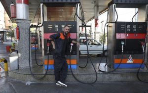 Radio Jai -Un trabajador se apoya contra una bomba de gasolina que ha sido apagada, en una gasolinera en Teherán, Irán, el 26 de octubre de 2021. (AP Photo/Vahid Salemi)