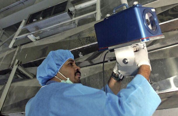 Radio Jai - Un inspector del Organismo Internacional de Energía Atómica instala un equipo de vigilancia en la Instalación de Conversión de Uranio de Irán, a las afueras de la ciudad de Isfahan, Irán, el 8 de agosto de 2005 (AP Photo/Mehdi Ghasemi, ISNA, File )