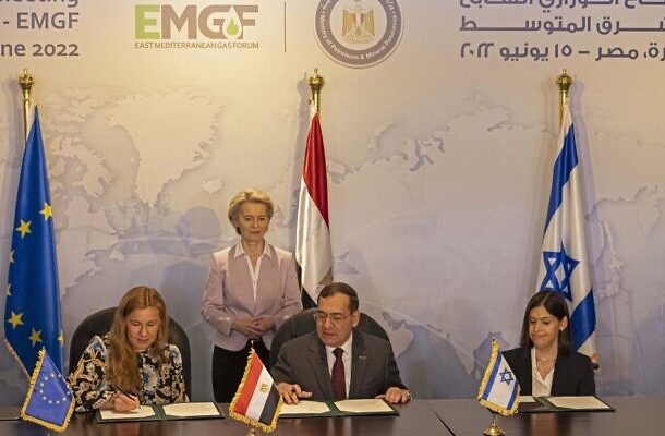 Radio Jai -La presidenta de la Comisión Europea, Ursula von der Leyen (atrás), observa cómo la comisaria de Energía de la UE, Kadri Simson (izquierda), el ministro egipcio de Petróleo, Tarek el-Molla (centro), y la ministra israelí de Energía, Karine Elharrar (derecha), firman un contrato trilateral de gas natural acuerdo en la reunión ministerial del Foro de Gas del Mediterráneo Oriental (EMGF) en El Cairo el 15 de junio de 2022. El acuerdo prevé la exportación de gas natural israelí, a través de Egipto, a Europa. (Khaled DESOUKI / AFP)