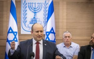 El primer ministro Naftali Bennett asiste a una reunión del Comité de Asuntos Exteriores y Defensa en la Knesset, el 6 de junio de 2022. (Olivier Fitoussi/ Flash90)