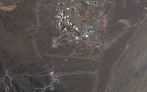 Esta imagen satelital de Planet Labs PBC muestra el sitio nuclear subterráneo de Natanz en Irán, así como la construcción en curso para expandir la instalación en una montaña cercana al sur, cerca de Natanz, Irán, el 9 de mayo de 2022. (Planet Labs PBC vía AP)