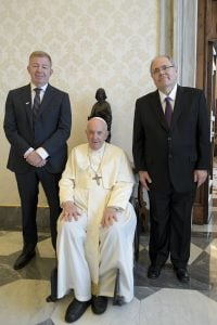 Radio Jai - El presidente de Yad Vashem, Dani Dayan (der.), en su visita al Pontífice el Papa Francisco (centro), junto al Embajador de Israel en el Vaticano, S.E. Raphael Schutz (izq.).