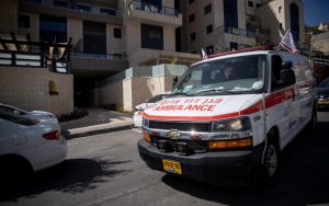 Paramédicos afuera de la casa del ex presidente de la unidad de rescate de ZAKA, Yehuda Meshi Zahav, en Givat Zeev, Jerusalén,