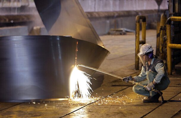 Radio Jai -Ilustrativo: en esta foto de archivo del 31 de mayo de 2012, un trabajador iraní corta un rollo de acero (AP Photo/Vahid Salemi, File)