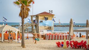 Radio Jai - Una estación de guardavidas en la playa de Tel Aviv luce una mascarilla gigante, 21 de junio de 2020. Foto: Barak Brinker