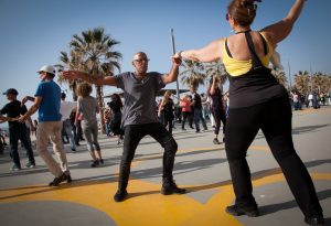 radio jai-Bailes folclóricos en la playa Gordon de Tel Aviv. Foto: Anat Hermoni/FLASH90
