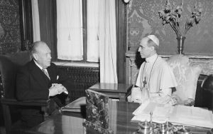 Radio JaiEl enviado del presidente Truman al Vaticano, Myron C. Taylor, a la izquierda, tiene una audiencia con el Papa Pío XII en Castelgandolfo, cerca de Roma, el 26 de agosto de 1947. (Luigi Felici/AP)