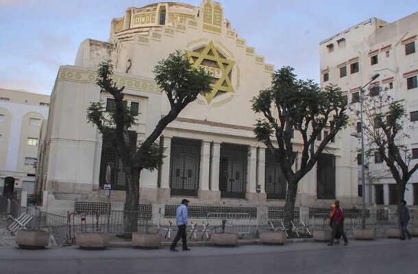 Radio Jai - apuñalan a un hombre frente a la sinagoga de Tunez