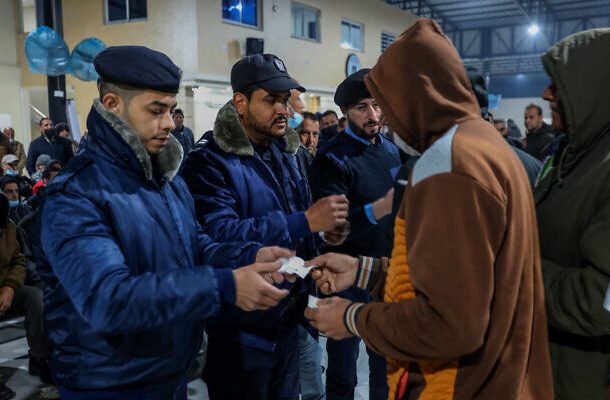 Radio Jai -Israel permitirá la entrada de 2.000 trabajadores palestinos más desde Gaza