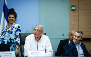 Radio Jai -Yamina MK Nir Orbach dirige una reunión del Comité de la Cámara en la Knesset