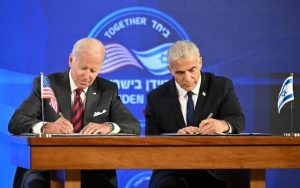 Radio Jai- El presidente de los Estados Unidos, Joe Biden (izq.), y el primer ministro, Yair Lapid, firman un compromiso de seguridad en Jerusalén