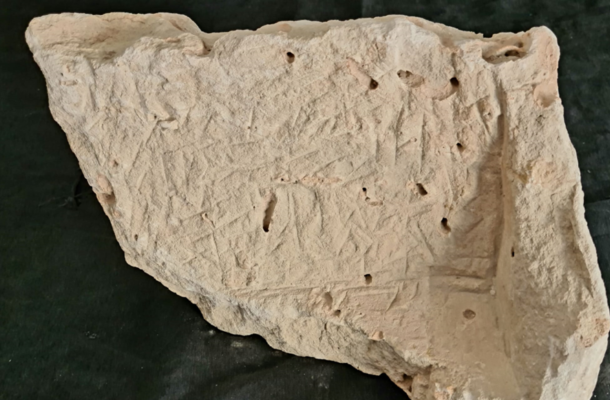 Radio Jai -Una tablilla de piedra de 3500 años de antigüedad descubierta en la Ciudad de David, Jerusalén, en 2010. (Cortesía del Instituto de Estudios Bíblicos e Historia Antigua)