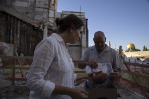 Los arqueólogos de la Universidad Hebrea Michal Haber, a la izquierda, y el Dr. Oren Gutfeld empacan una vasija y otros artículos que descubrieron en el sitio de un baño ritual judío o mikve, cerca del Muro de los Lamentos en la Ciudad Vieja de Jerusalén
