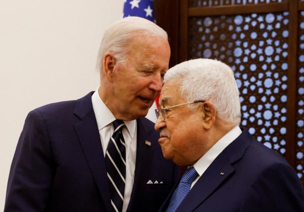 Radio Jai -El presidente de los Estados Unidos, Joe Biden, le da la mano al presidente palestino, Mahmoud Abbas