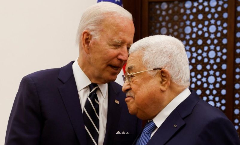 Radio Jai -El presidente de los Estados Unidos, Joe Biden, le da la mano al presidente palestino, Mahmoud Abbas