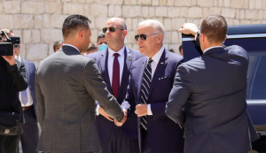 Radio Jai -El presidente de los Estados Unidos, Joe Biden, le da la mano a un hombre durante una visita a la Iglesia de la Natividad, en Belén, Cisjordania