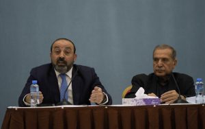 Radio Jai - El fiscal general de la Autoridad Palestina, Akram Al-Khatib, a la izquierda, y el portavoz del presidente de la Autoridad Palestina, Mahmoud Abbas, Nabil Abu Rudeineh, anuncian los resultados de la investigación palestina sobre la muerte del periodista de Al Jazeera Shireen Abu Akleh