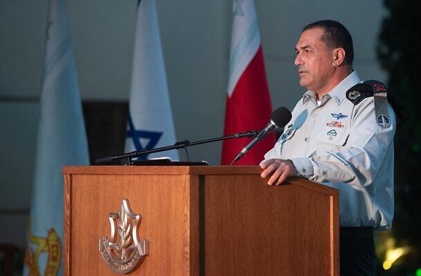 Radio Jai -El mayor general Eyal Zamir, entonces subjefe de personal saliente de las FDI durante una ceremonia el 11 de julio de 2021. (Fuerzas de Defensa de Israel)