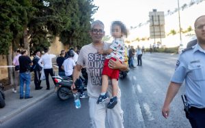 Radio Jai -El fotógrafo de Ynet, Meshi Ben Ami, quien disparó contra un apuñalador palestino cerca del cruce de Ramot en Jerusalén Este el 19 de julio de 2022. (Yonatan Sindel/Flash90)