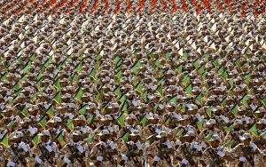 Radio Jai - Miembros del Cuerpo de la Guardia Revolucionaria de Irán en un desfile militar anual frente al mausoleo del difunto ayatolá Jomeini en las afueras de Teherán