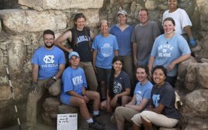 Radio Jai -Participantes de UNC-Chapel Hill en la excavación de Huqoq, incluida la profesora Jodi Magness (fila de atrás, segunda desde la izquierda). (Jim Haberman)