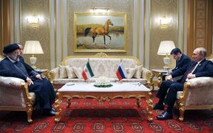 Ilustrativo: el presidente ruso, Vladimir Putin, a la derecha, habla con el presidente de Irán, Ebrahim Raisi, al margen de la cumbre de los estados ribereños del Mar Caspio en Ashgabat, Turkmenistán, el 29 de junio de 2022. (Mikhail Klimentyev, Sputnik, Kremlin Pool Photo vía AP, archivo)