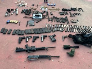 Radio Jai -Armas y piezas de armas incautadas por las tropas en Nablus