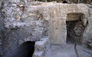Radio Jai -El sitio de un baño ritual judío o mikveh, izquierda, descubierto cerca del Muro Occidental en la Ciudad Vieja de Jerusalén