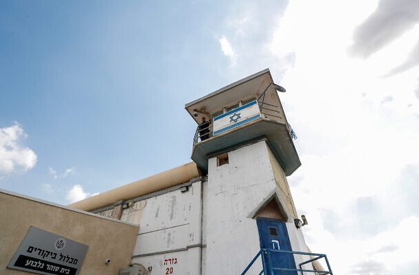 Ilustrativo: se ve a un guardia de prisión en una torre de vigilancia en la prisión de Gilboa, en el norte de Israel, el 6 de septiembre de 2021. (Flash90)