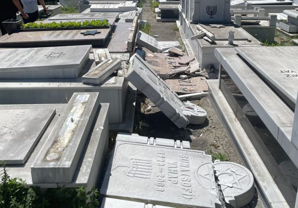 Radio Jai -36 tumbas en el cementerio judío Hasköy en Estambul Turquía fueron destrozadas y destruidas