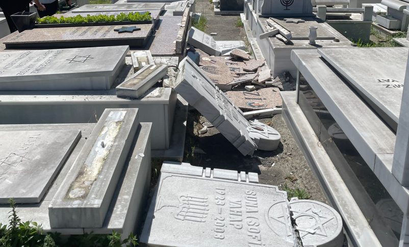 Radio Jai -36 tumbas en el cementerio judío Hasköy en Estambul Turquía fueron destrozadas y destruidas