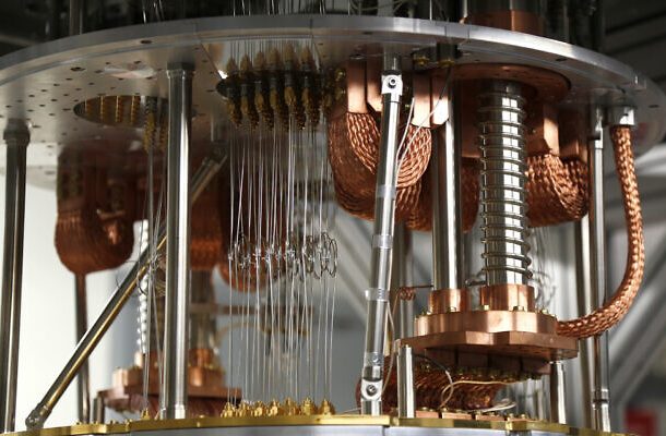 Radio Jai -En esta foto del 27 de febrero de 2018, se muestran componentes electrónicos para usar en una computadora cuántica en el laboratorio de computación cuántica del Centro de Investigación IBM