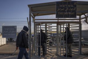 Radio Jai -Trabajadores palestinos ingresan a Israel después de cruzar desde Gaza en el lado israelí del cruce de Erez entre Israel y la Franja de Gaza, 27 de marzo de 2022. (Foto AP/Oded Balilty, Archivo)