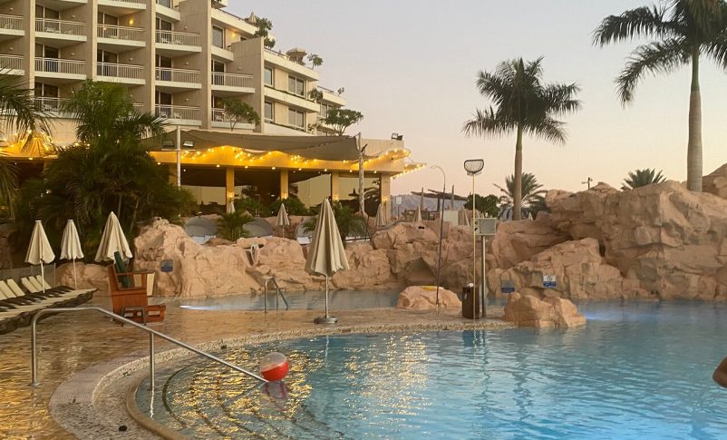 Radio Jai -Más de 50 huéspedes en un hotel de Eilat reportan dolencias estomacales; inspectores de salud desconcertados