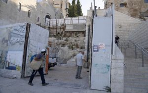 Radio Jai -El arqueólogo de la Universidad Hebrea Dr. Oren Gutfeld, centro, abre una puerta al sitio de un baño ritual judío o mikveh, descubierto cerca del Muro de los Lamentos en la Ciudad Vieja de Jerusalén