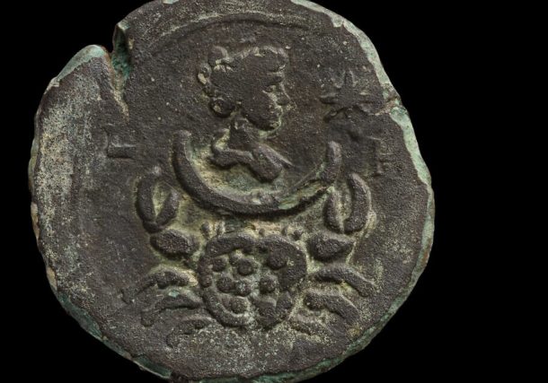 Radio Jai -Una moneda de 1.850 años con la imagen de Luna, la diosa de la luna. encontrada en la Costa del Carmelo. (Dafna Gazit, Autoridad de Antigüedades de Israel)