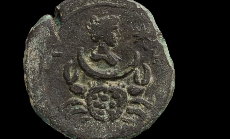 Radio Jai -Una moneda de 1.850 años con la imagen de Luna, la diosa de la luna. encontrada en la Costa del Carmelo. (Dafna Gazit, Autoridad de Antigüedades de Israel)