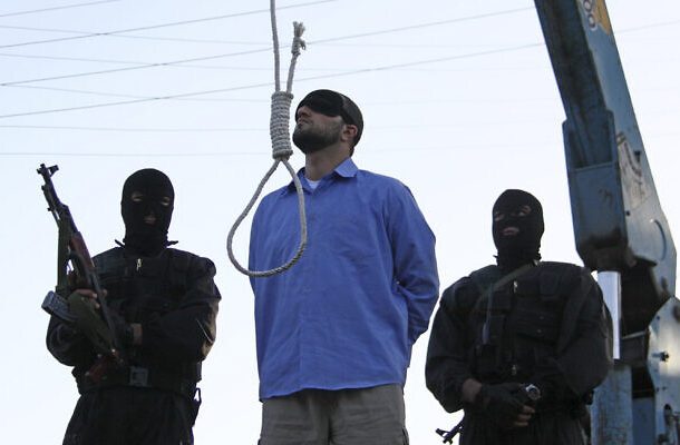 Radio Jai - Ilustrativo: en esta imagen tomada el 16 de abril de 2011 y publicada por la agencia de noticias semioficial Mehr, un hombre con los ojos vendados condenado por robo a mano armada, secuestro y asesinato de dos policías espera ser ahorcado en público (AP Photo/Mohammad Hadi Khosravi)