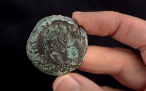 Radio Jai -Retrato del emperador romano Antonino Pío en una moneda de 1.850 años encontrada en la costa del Carmelo. (Dafna Gazit, Autoridad de Antigüedades de Israel)