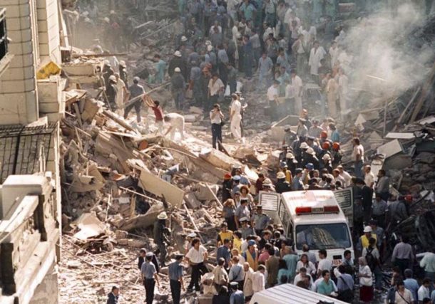Radio Jai - Automóviles destruidos y escombros el 17 de marzo de 1992, en Buenos Aires, poco después de que una potente bomba arrasara la embajada de Israel, matando a 29 personas.