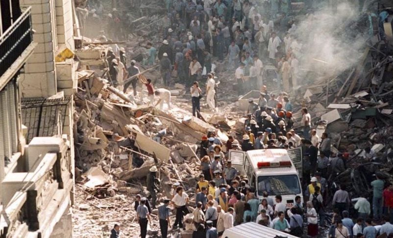 Radio Jai - Automóviles destruidos y escombros el 17 de marzo de 1992, en Buenos Aires, poco después de que una potente bomba arrasara la embajada de Israel, matando a 29 personas.