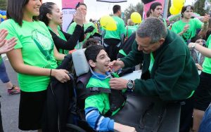Radio Jai -Doron Almog pone una medalla a un niño de ALEH Niño de Jerusalén en el Maratón de Jerusalén.