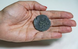 Radio Jai -Una moneda de 1.850 años de antigüedad con la imagen de Luna, la diosa de la luna, encontrada frente a la Costa del Carmelo. (Yaniv Berman, Autoridad de Antigüedades de Israel)