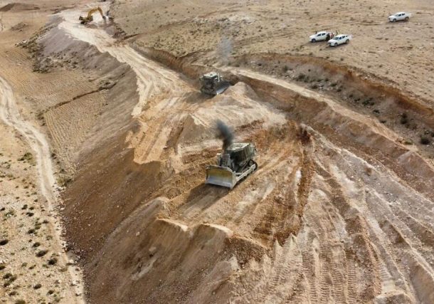 Radio Jai -En esta imagen emitida por el ejército israelí el 21 de julio de 2022, vehículos de ingeniería trabajan para cavar una trinchera a lo largo de la frontera con Cisjordania en el área del desierto de Judea. (Fuerzas de Defensa de Israel)