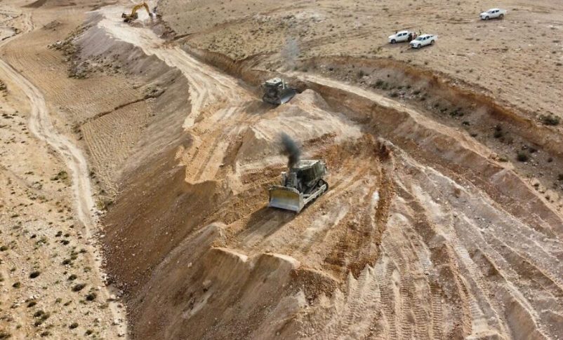 Radio Jai -En esta imagen emitida por el ejército israelí el 21 de julio de 2022, vehículos de ingeniería trabajan para cavar una trinchera a lo largo de la frontera con Cisjordania en el área del desierto de Judea. (Fuerzas de Defensa de Israel)