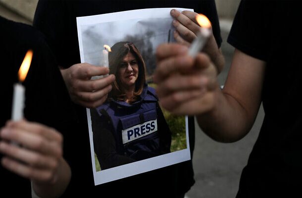 Radio Jai -Los manifestantes sostienen velas y una foto de la periodista de Al Jazeera Shireen Abu Akleh, quien fue asesinada mientras cubría los enfrentamientos entre las tropas de las FDI y los palestinos armados durante una redada de las FDI en Jenin, Haifa