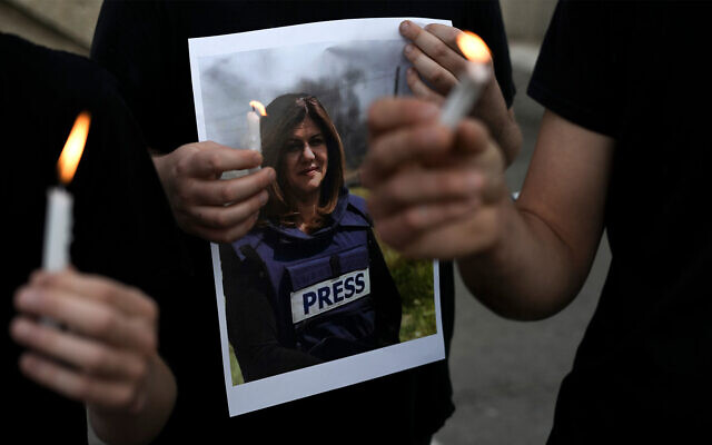 Radio Jai -Los manifestantes sostienen velas y una foto de la periodista de Al Jazeera Shireen Abu Akleh, quien fue asesinada mientras cubría los enfrentamientos entre las tropas de las FDI y los palestinos armados durante una redada de las FDI en Jenin, Haifa