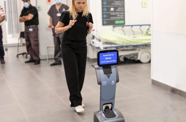 Uno de los nuevos robots de urgencias del Centro Médico Sourasky de Tel Aviv guía a un paciente